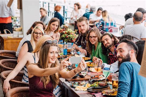 Restaurant with People 的图像结果