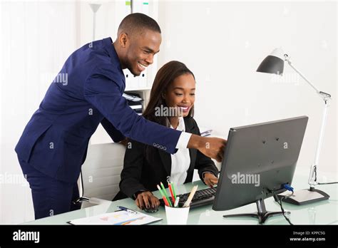 Business Person Working On Computer 的图像结果