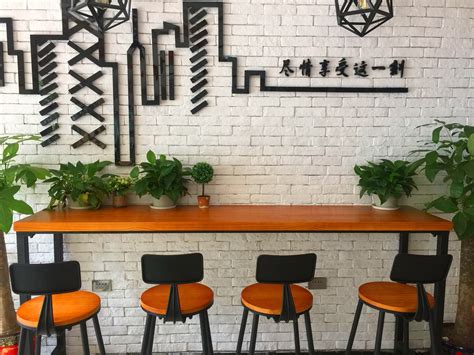 自然边实木吧台桌椅组合定做餐厅奶茶店高脚餐桌家用靠墙长条桌子-阿里巴巴