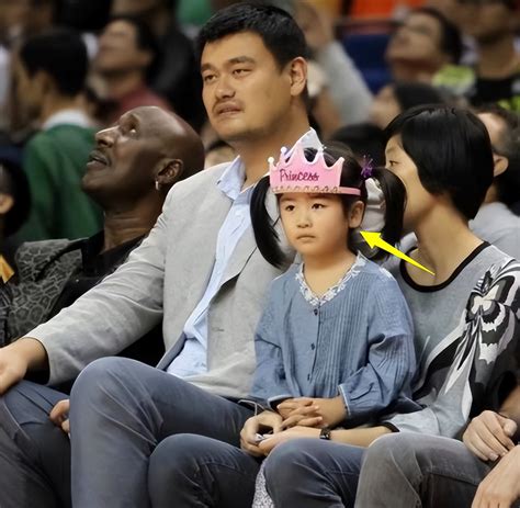 Yao Ming's family of 5 went to the park, the figure is rickety, and the ...