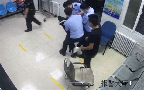 抡起椅子砸玻璃，大兴一女子大闹派出所被刑拘_京报网