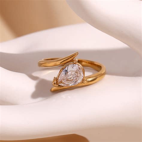 Oval Zircon Ring – 18K Gold-Plated Wing-Inspired Design – STUD