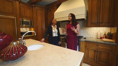 Million Dollar House Hunters (2018)