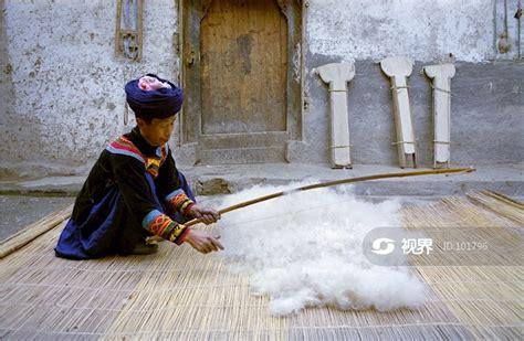 彝族传统手工艺—弹羊毛 图片 | 轩视界