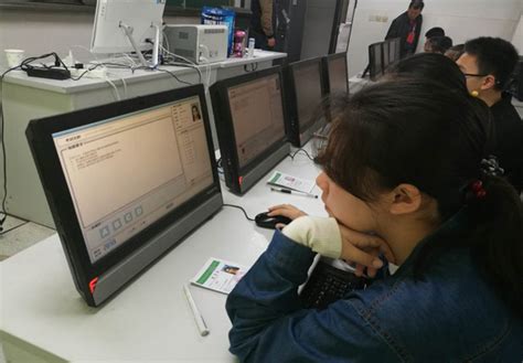 信息技术学业水平考试采取“计算机网上考试”形式进行。考试时，考生登录系统，在题库中随机抽题组卷。考生在计算机上完成答题，考试系统自动评卷。