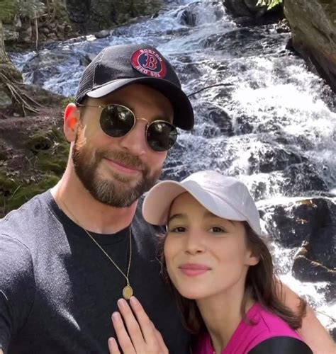 Chris Evans gets married to girlfriend Alba Baptista | t2ONLINE