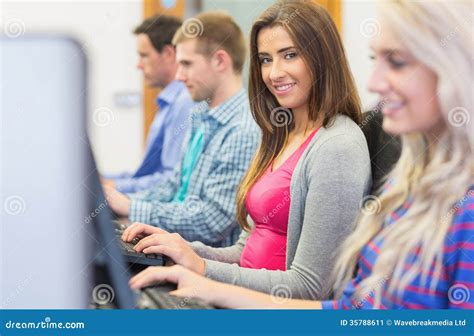 A Picture of Students in a Computer Room Using One Computer 的图像结果