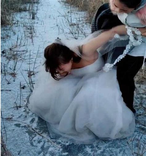 女孩为了拍不一样的婚纱照，光腿坐在雪地里，冻得她直跺脚！ - 每日头条