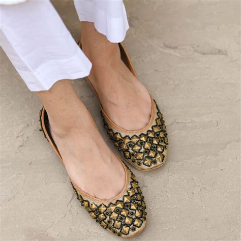 Buy Stylish Hand Embroidered Juttis for Women Online