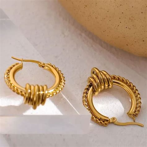 Classic Chic Hoop Earrings 18K Gold Plated – PEACHY ACCESSORIES