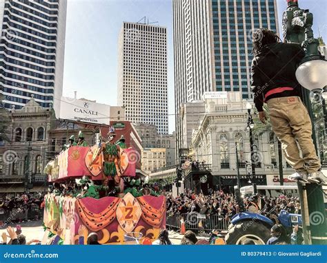 NEW ORLEANS - FEBRUARY 9, 2016: Crowd of Tourists and Locals Along City ...