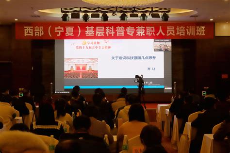 宁夏银川：这群大妈穿上“红马甲”为社区“颜值”添彩---中国文明网