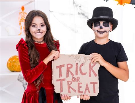 Jeunes frères mignons prêts pour Halloween | Photo Gratuite