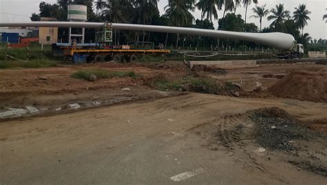 காற்றாலை விசிறி இறக்கை கொண்டு சென்ற லாரியால் போக்குவரத்து பாதிப்பு ...