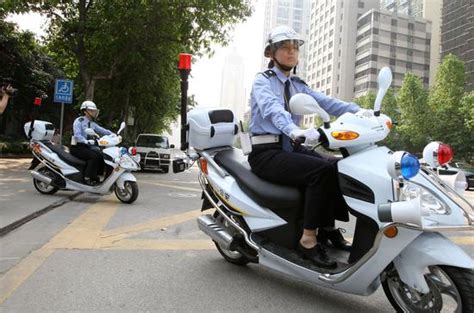 女子强坐警用摩托不下车，对警察大喊：我喜欢你！_腾讯视频
