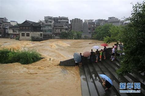 湖南湘西遭暴雨袭击 民众划船出行 - 每日头条