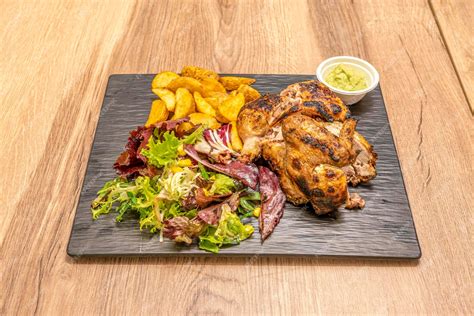 Pollo asado al carbón con ensalada de brotes papas fritas de lujo y ...