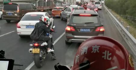 两骑手疏导交通让行消防车 北京消防寻人表达感谢|寻人|让行|消防_新浪新闻