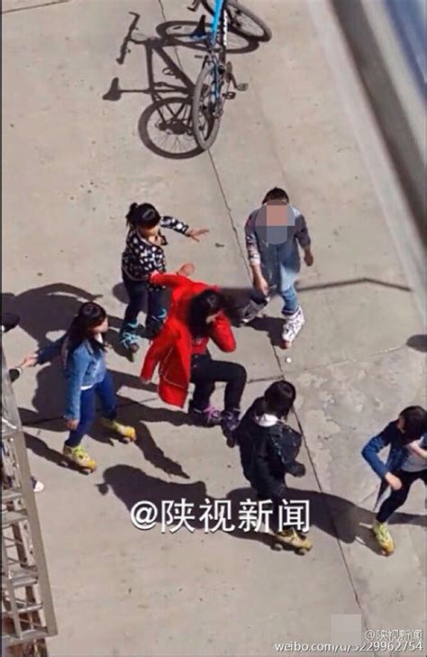 十余名未成年人围殴女孩5分钟 将其踹倒10多次_央广网