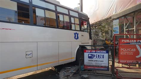Ludhiana में बीच सड़क बस की ब्रेक फेल, चपेट में आए लोग, देखें दर्दनाक ...