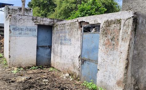 शाजापुर में स्कूल बेहाल: एक कमरे में लग रही हैं पांच कक्षाएं, शौचालय पर ...