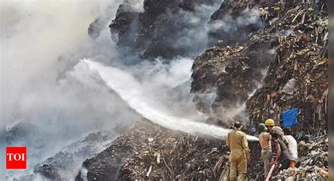 Day 2: Delhi's Bhalswa landfill goes through fire and water | Delhi ...