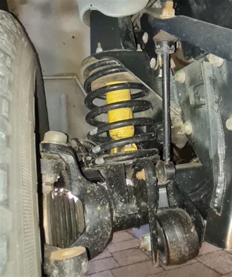 How to Use a Coil Spring Compressor for a 1996 GMC 1500 2WD 的图像结果