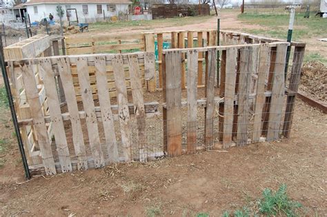 t post fencing pallet - Google Search | Pig pen, Pallet shed, Pig fence