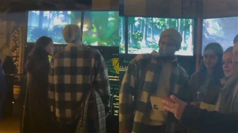 Aditya Roy Kapur Carries Girlfriend Ananya Panday's Bag & Scarf, Video ...