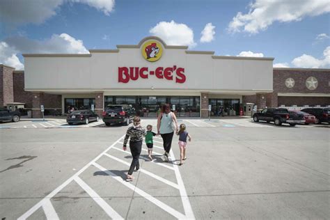 How much money Buc-ee’s owner Arch Aplin III has donated to Gov. Abbott ...