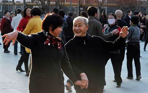 【中国那些事儿】中国老年人日益追求品质生活 外媒看好中国银发市场 - 中国日报网