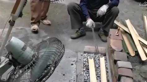 一个80岁一个82岁的老师傅，依然坚守着这门手艺，竹片一烤就能折弯了！_腾讯视频