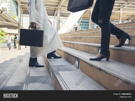 People Walking to Work 的图像结果