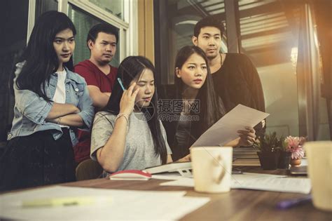 年轻青的亚洲自由职业者小组专注于计算机监视高清图片下载-正版图片505397011-摄图网