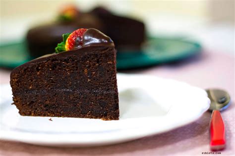 Pastel de chocolate con almendra y fresas - Recetas de Esbieta