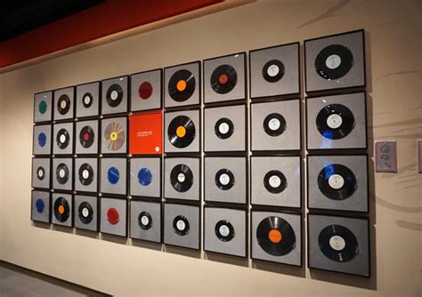 现代风格的黑胶唱片机设计展示psd样机素材 - 25学堂
