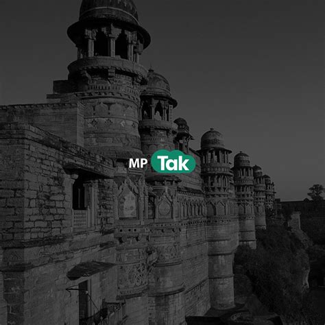 हाथ में सांप लेकर आरती में झूमती रही महिला, पूजा खत्म होते ही चले गए ...