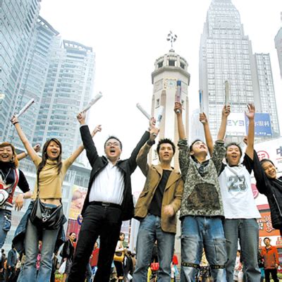 重庆大学300名志愿者助力重庆国际马拉松开跑 - 新闻 - 重庆大学新闻网