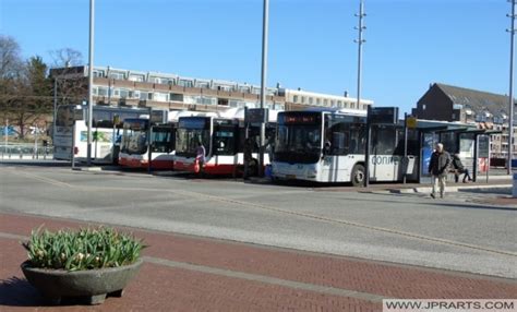 Bussen Bij Station Delft, Nederland - Foto's En Video's.