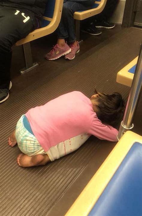 美移民家庭无家可归小女孩赤脚跪趴火车地板睡着_用户1655331281_新浪博客