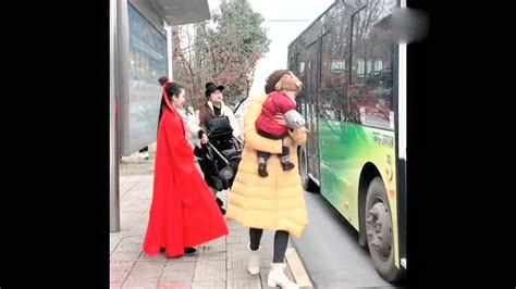 太酷啦！90后女生穿汉服开公交_腾讯视频