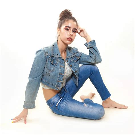 Andrea Flores | 💜 A veces necesitamos rompernos para poder brillar 💜 ...