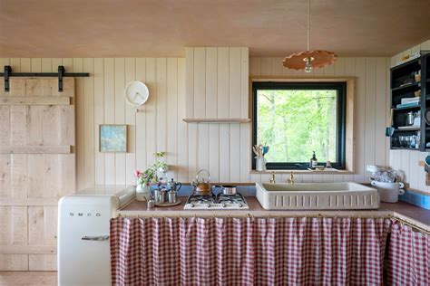 6 Features That Most English Country Kitchens Have in Common