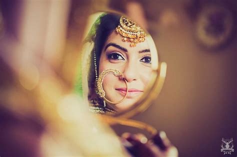 Some Best Mesmerizing Off-Beat Mirror Wedding Poses You Must Have Them ...
