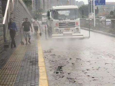 积水退后，郑州这个隧道淤泥堆积，20多人奋战4小时恢复路面清洁-大河新闻