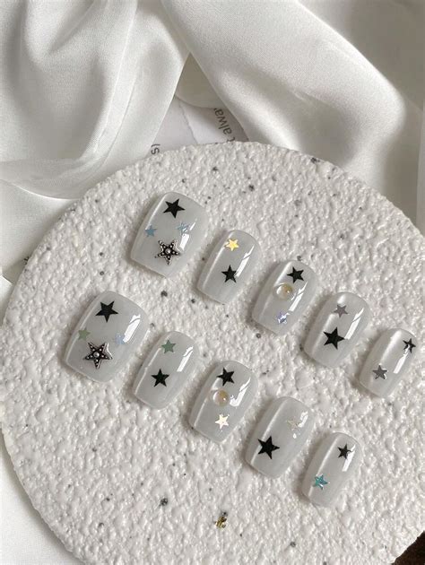 10 Unhas Quadradas Curtas com Design de Arte de Unhas Minimalista com ...