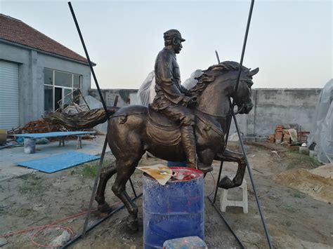 玻璃钢“打铁匠/马上将军”雕塑_滨州宏景雕塑有限公司
