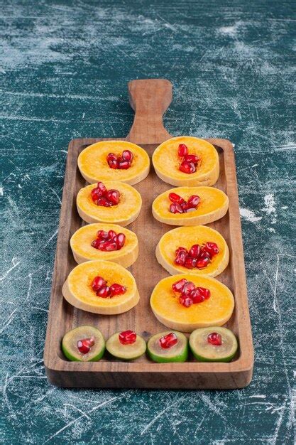 Obstteller mit gehackten und geschnittenen Früchten der Saison ...