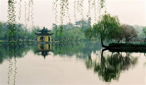 苏轼《饮湖上初晴后雨》“欲把西湖比西子，淡妆浓抹总相宜”全诗翻译及赏析