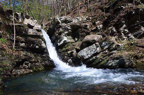 The seven best waterfalls in Arkansas - Right Kind Of Lost